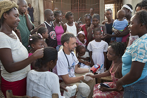 Vita37: Mathias Lindstedt (Deutsche Not-�rzte e.V.) h�lt Sprechstunde f�r Erdbebenopfer. Haiti, Februar 2010 | Foto: (c) J�rgen Escher